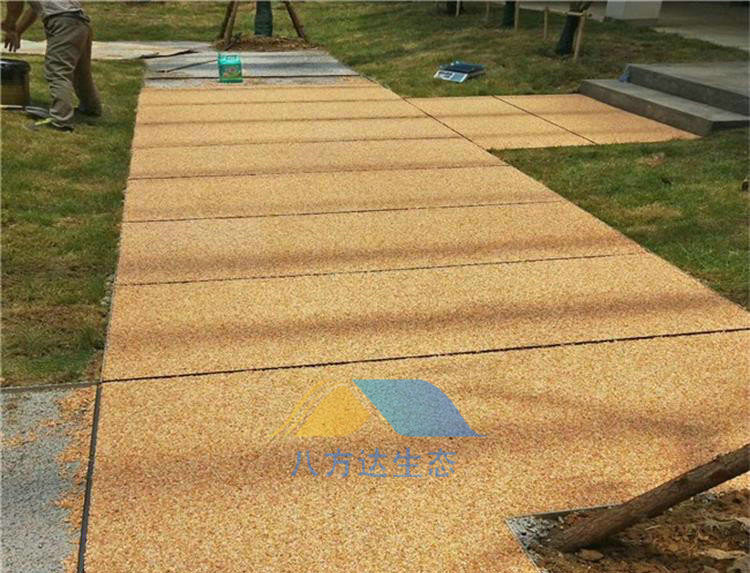 胶粘石路面石子为什么会脱落呢？